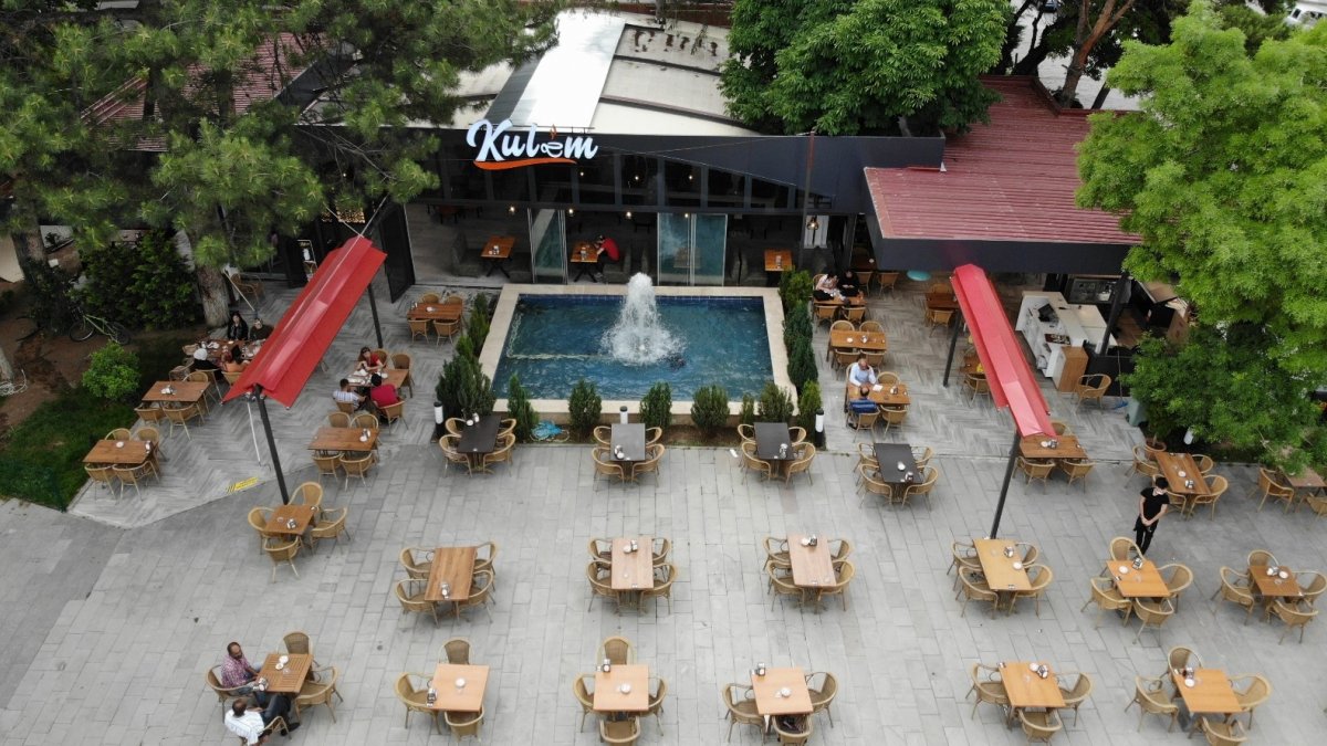 Erzincan'da kademeli normalleşme kapsamında işletmeler müşteri kabul etmeye başladı