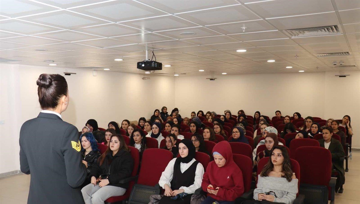 Erzincan'da kadın öğrencilere KADES bilgilendirmesi