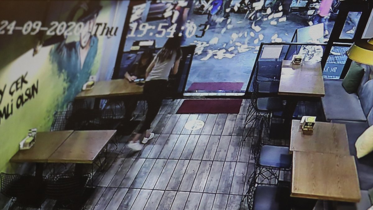 Erzincan'da kafenin penceresinden atılan paraların kapılması güvenlik kamerasında