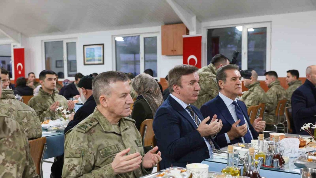 Erzincan'da kahraman gaziler ve aileleri onuruna iftar sofrası kuruldu