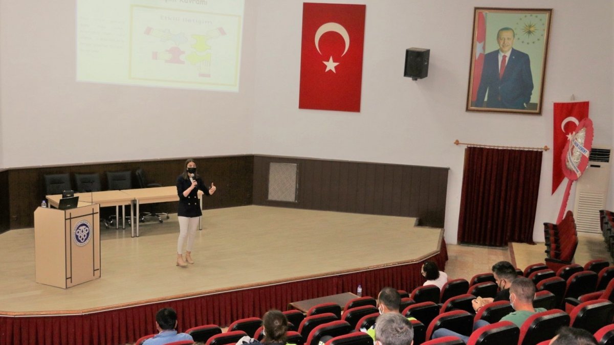 Erzincan'da kamu personellerine yönelik "Vatandaş Memnuniyetinin Artırılması Eğitimi" verildi