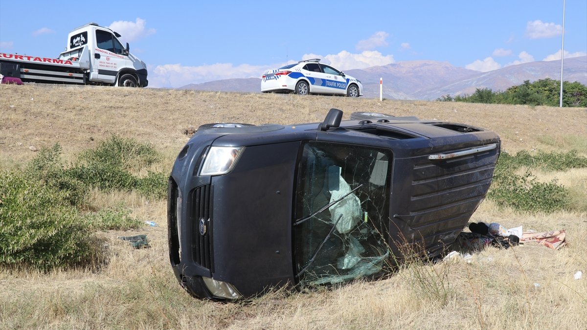 Erzincan'da kamyonet şarampole devrildi: 7 yaralı