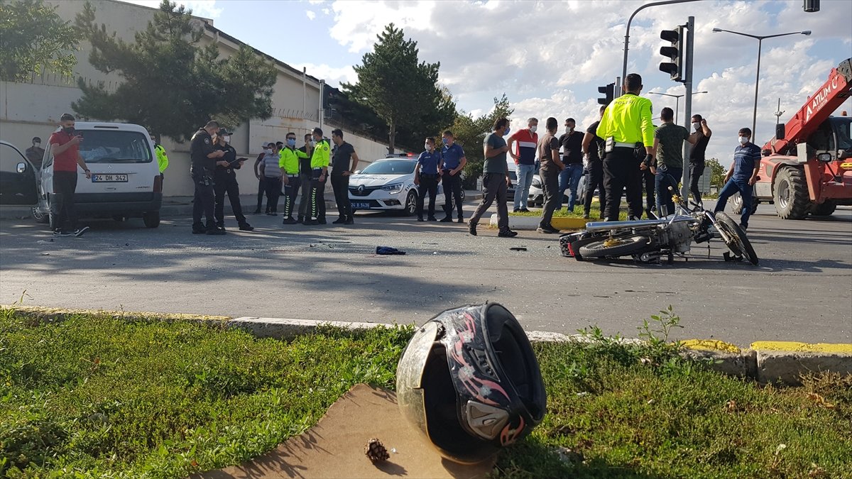 Erzincan'da kamyonetle çarpışan motosikletin sürücüsü ağır yaralandı
