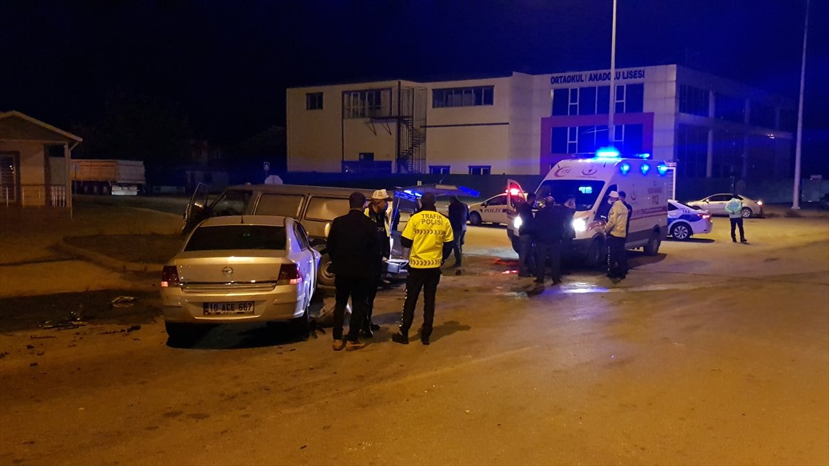 Erzincan'da kamyonetle otomobil çarpıştı 4 kişi yaralandı