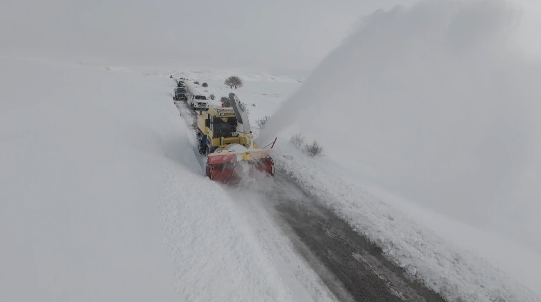 Erzincan'da kar ve tipi: 328 köy yolu ulaşıma kapandı