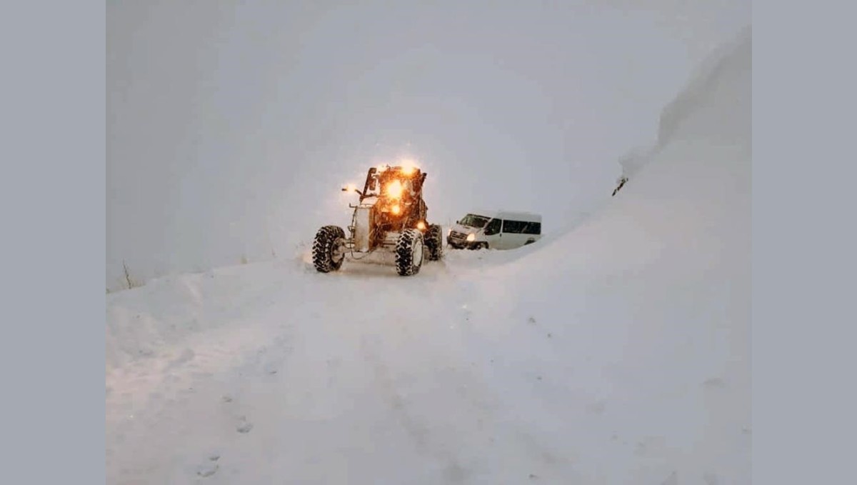 Erzincan'da kar ve tipi nedeniyle 341 köy yolu ulaşıma kapandı