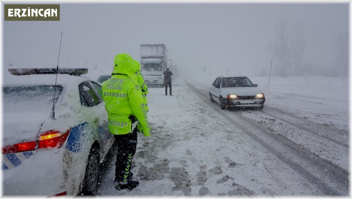 Erzincan'da kar ve tipi ulaşımda aksamalara neden oldu