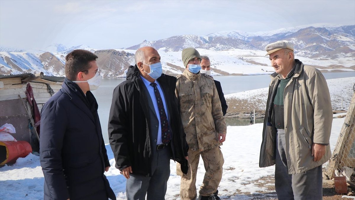 Erzincan'da kar ve tipide donma tehlikesi geçiren kişinin yardımına Mehmetçik yetişti