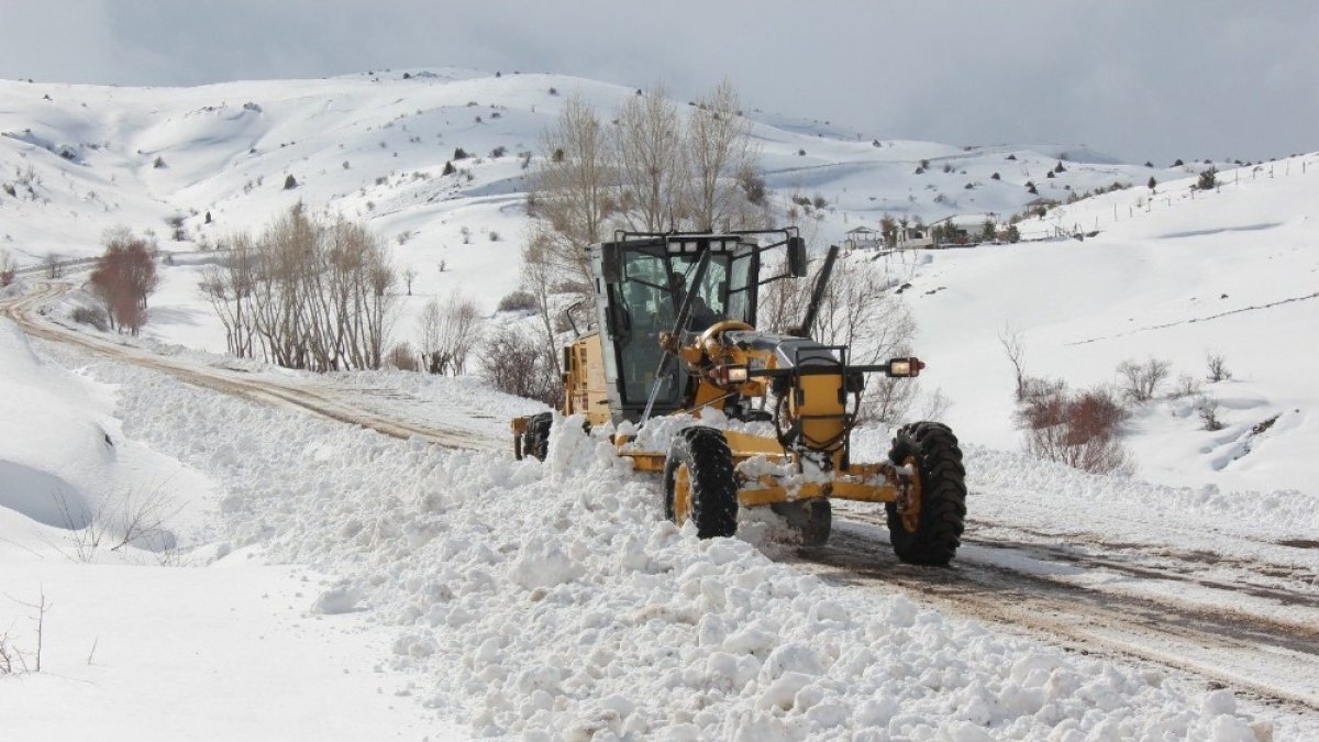 Erzincan'da kar ve tipiden 102 köy yolu ulaşıma kapandı