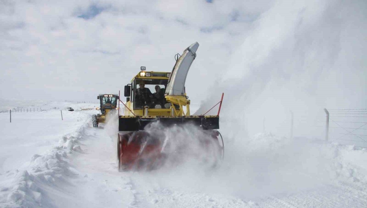 Erzincan'da kar ve tipiden kapanan 503 köy yolunda çalışmalar sürüyor