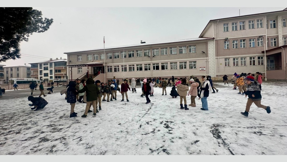 Erzincan'da kar yağışı görsel şölen oluşturdu: beyaza bürünen kentte çocuklar kartopu oynadı