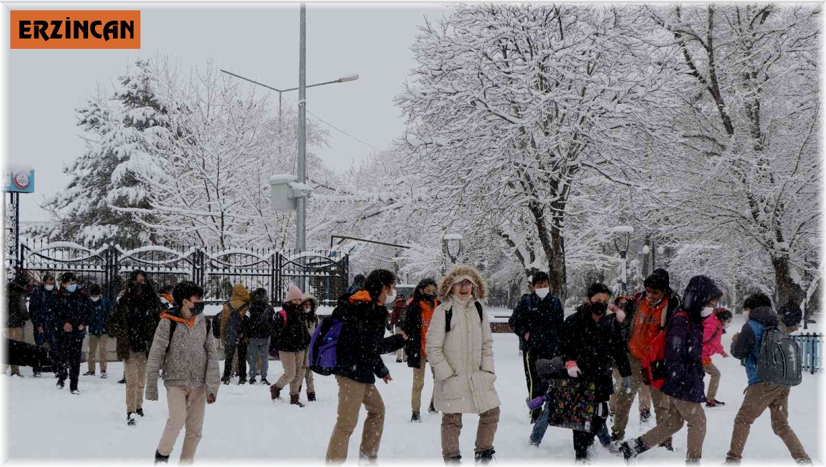 Erzincan'da kar yağışı nedeniyle bazı okullarda eğitime ara verildi