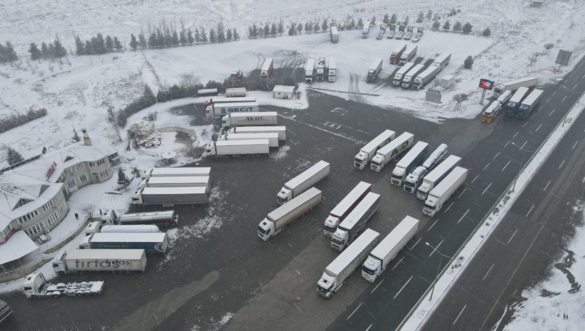 Erzincan'da kar yağışı ulaşımı aksattı