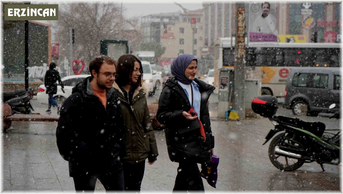 Erzincan'da kar yağışı vatandaşları sevindirdi