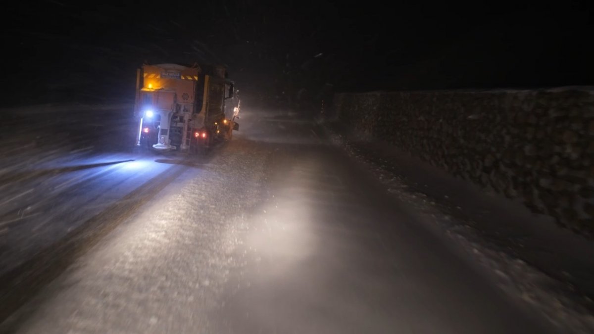 Erzincan'da karayolları ekiplerinin yoğun kar mesaisi