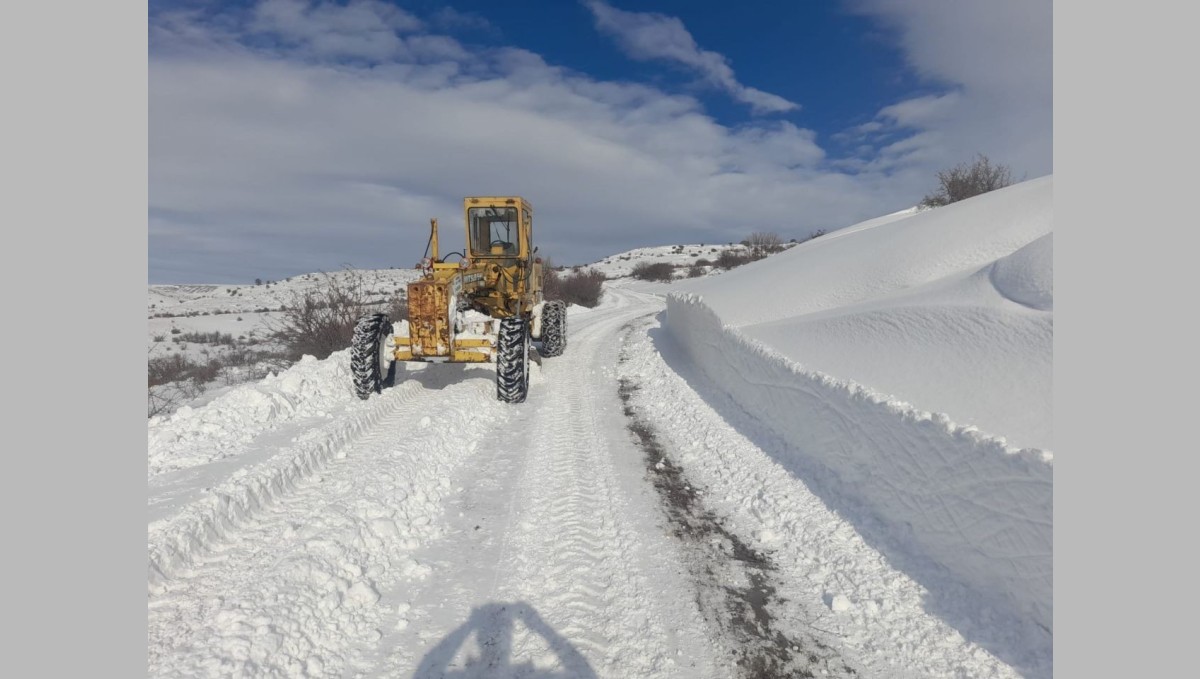 Erzincan'da kardan kapanan köy yolları yeniden açılmaya başlandı