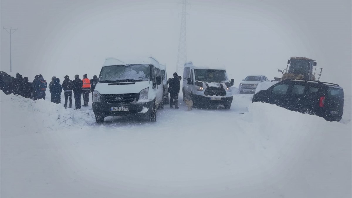 Erzincan'da karla mücadele ekipleri cenazelerini defnedemeyen köylülerin yardımına koştu