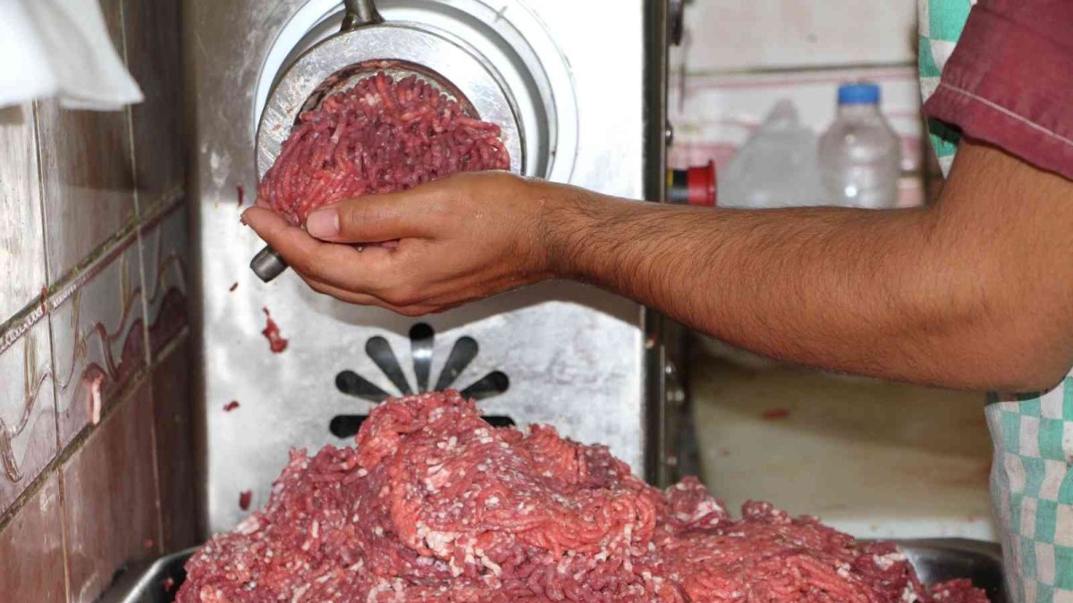 Erzincan'da kasapların kıyma mesaisi