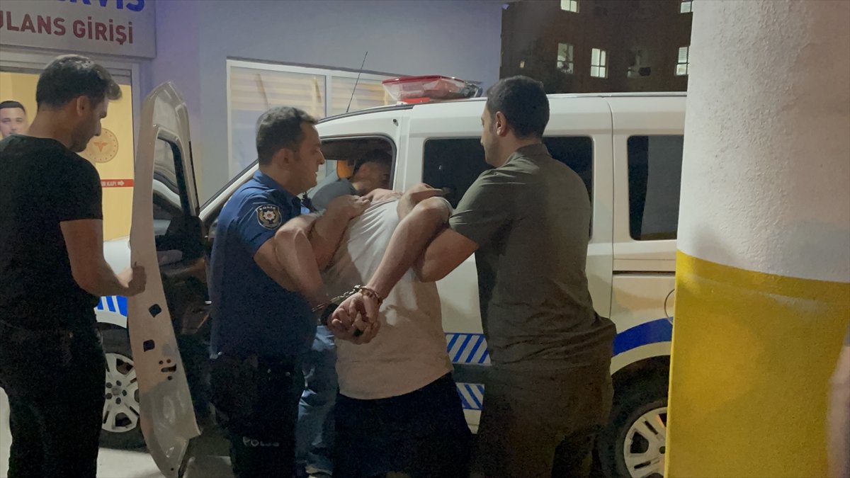 Erzincan'da kavgaya müdahale eden polis memuru bacağından bıçaklandı