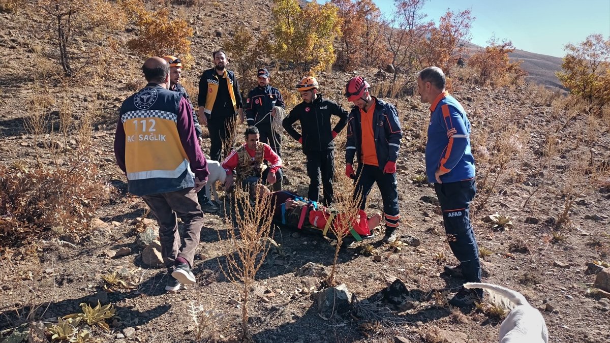 Erzincan'da kayalık arazide avlanırken ayağı kırılan avcıyı ilkyardım ekipleri kurtardı