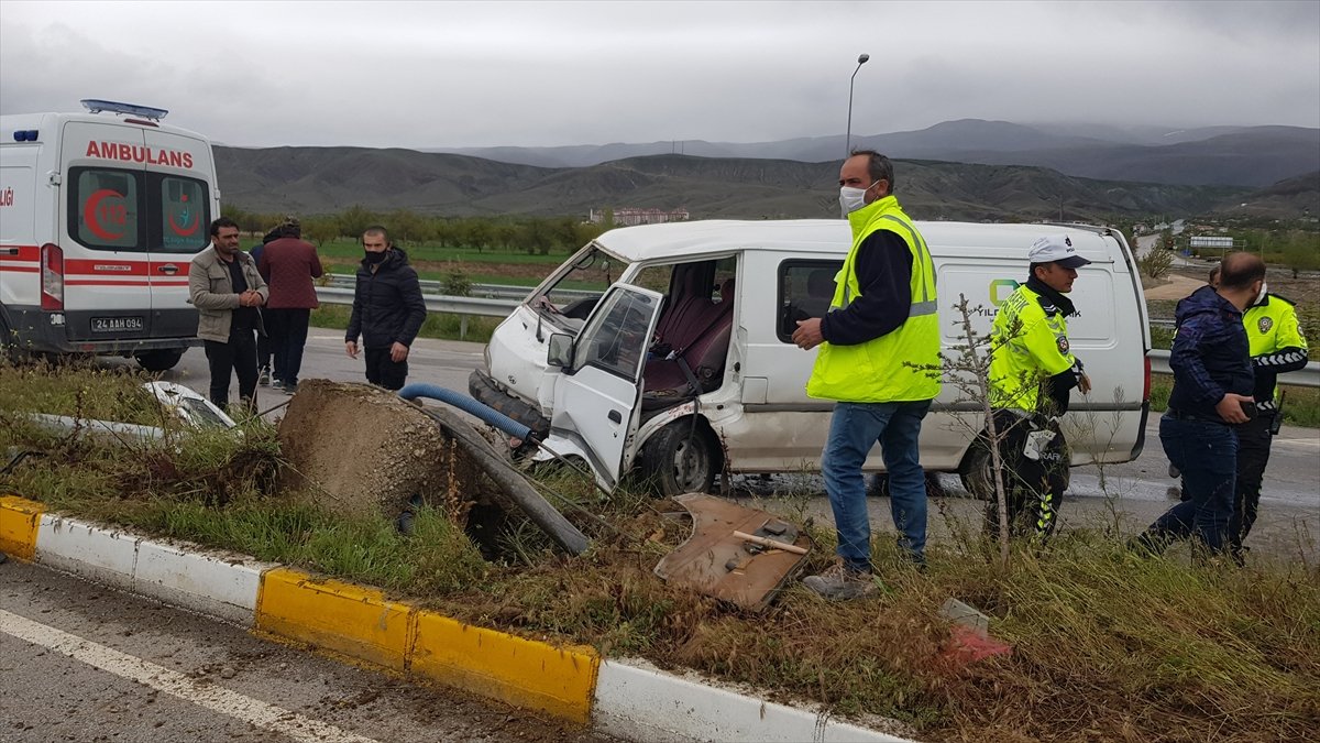 Erzincan'da kaza yapan araçta sıkışan sürücüyü ekipler kurtardı