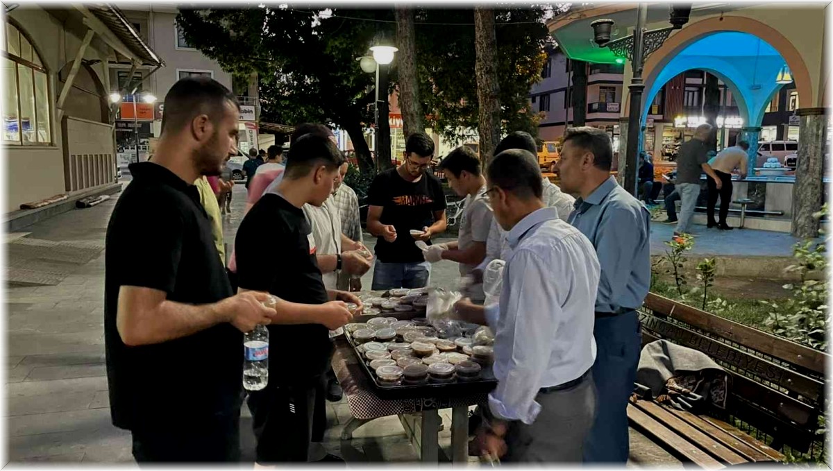 Erzincan'da Kerbela şehitleri anılarak aşure dağıtıldı