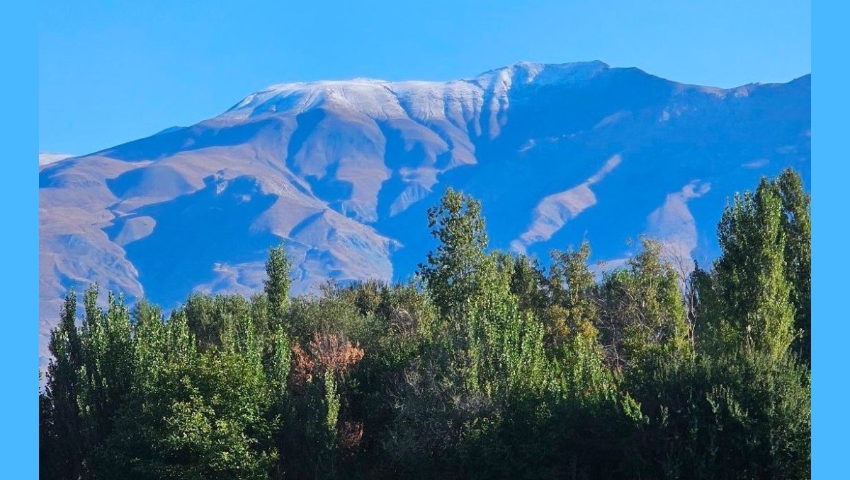 Erzincan'da Keşiş Dağının zirvesine kar yağdı