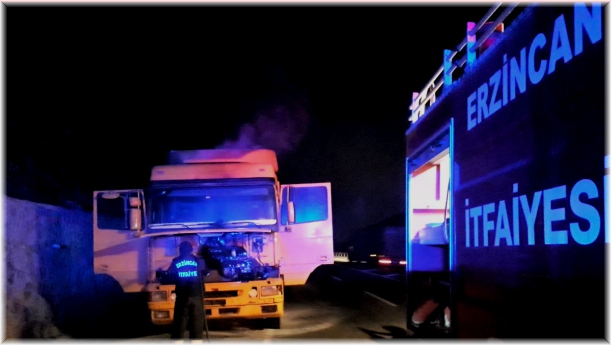 Erzincan'da kiremit yüklü tırda yangın