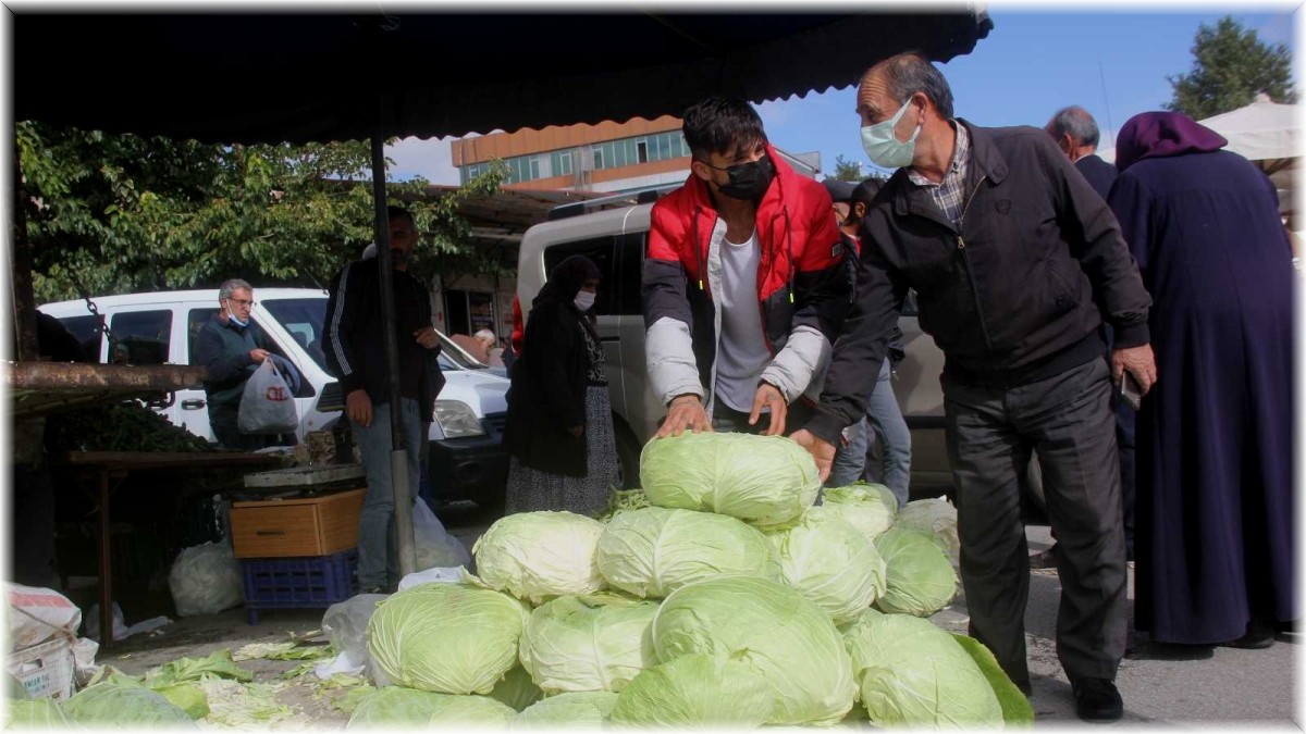 Erzincan'da kışın habercisi lahana tezgahlarda yerini aldı