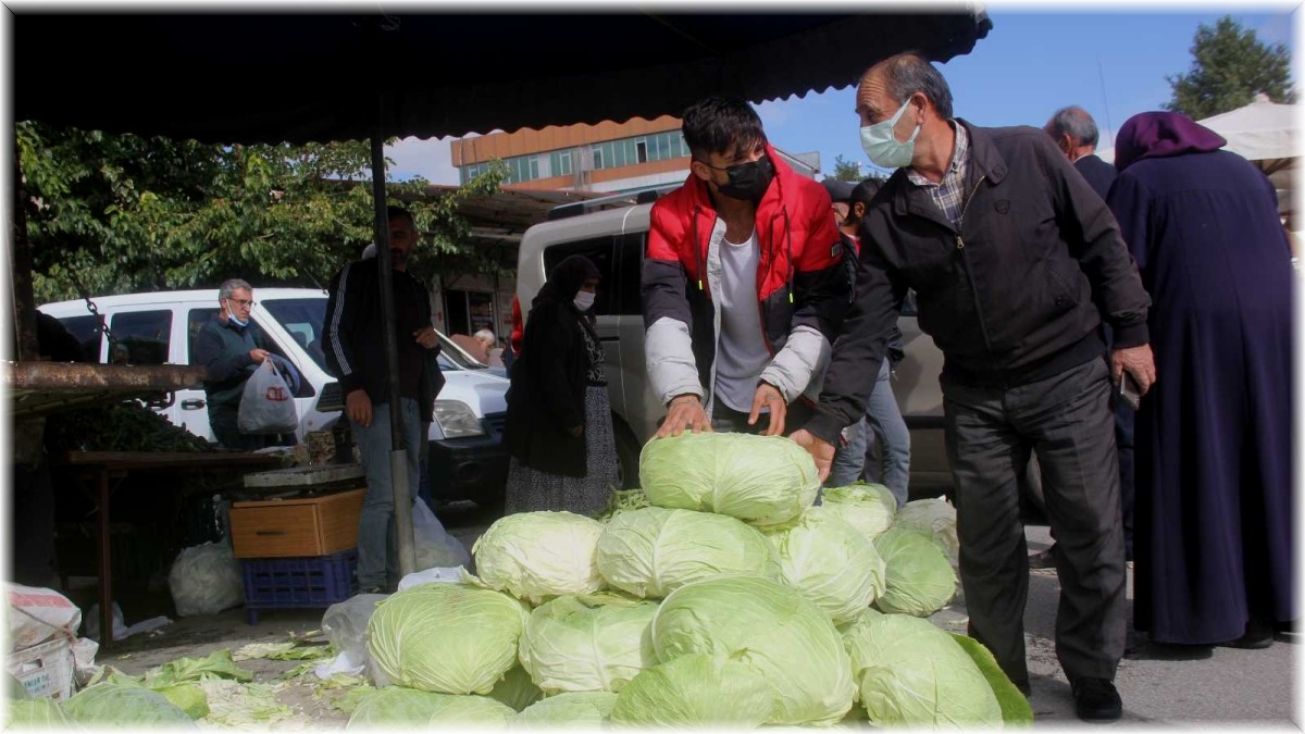 Erzincan'da kışın habercisi lahana tezgahlarda yerini aldı