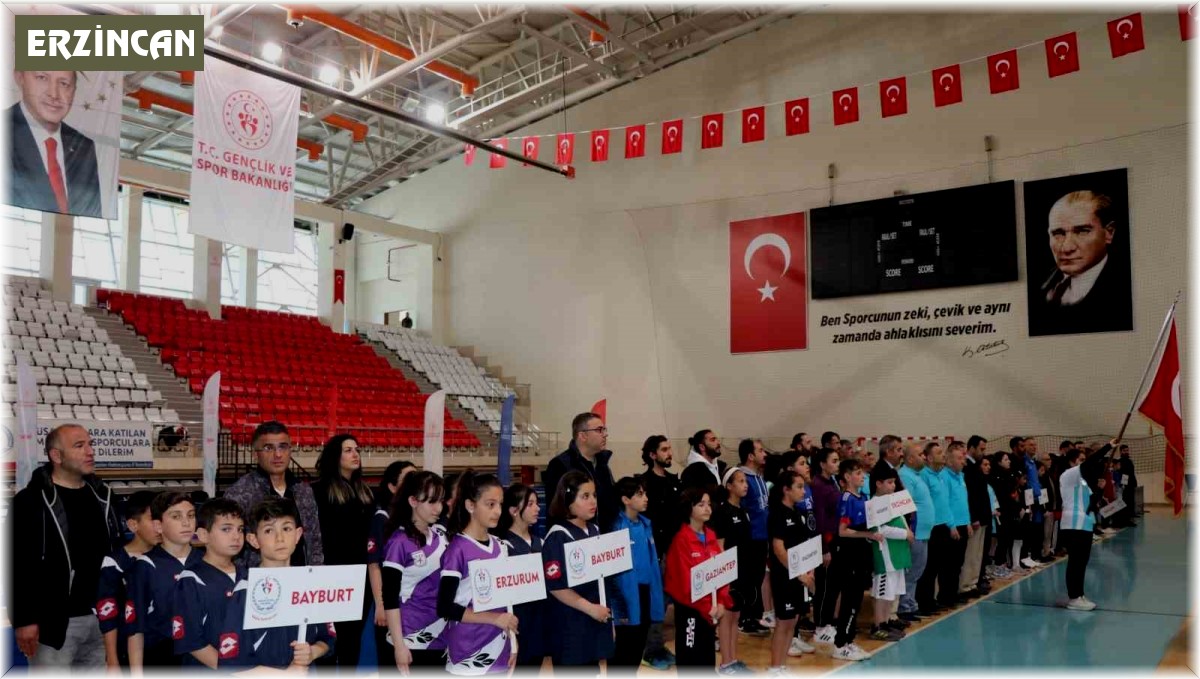 Erzincan'da küçükler masa tenisi grup müsabakaları başladı