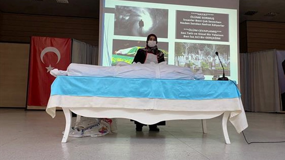 Erzincan'da Kur'an kursu öğrencilerine cenaze yıkama ve defin eğitimi