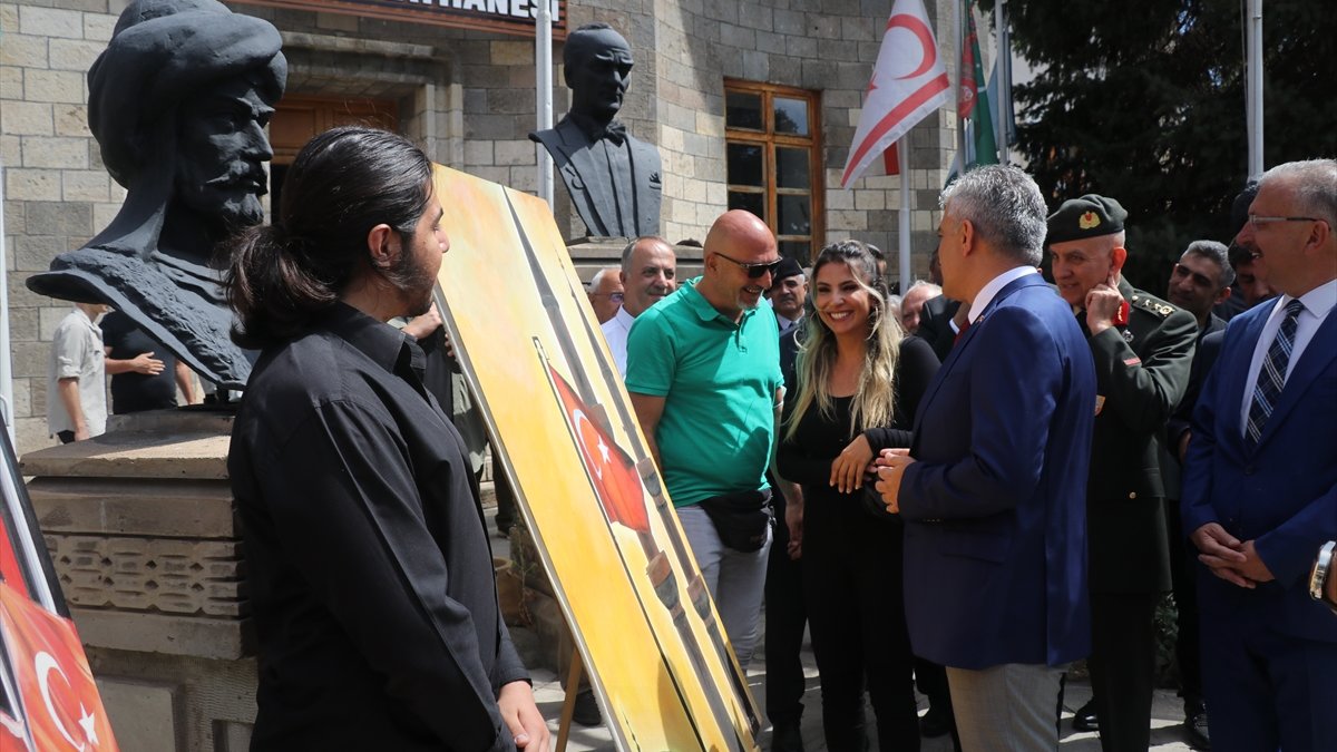 Erzincan'da lise öğrencileri '15 Temmuz' temalı resim ve kitap sergisi açtı