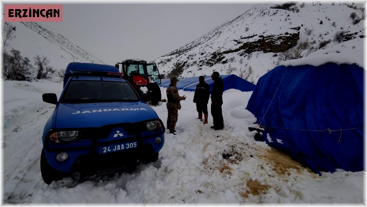 Erzincan'da mahsur kalan vatandaşları jandarma ekipleri kurtardı