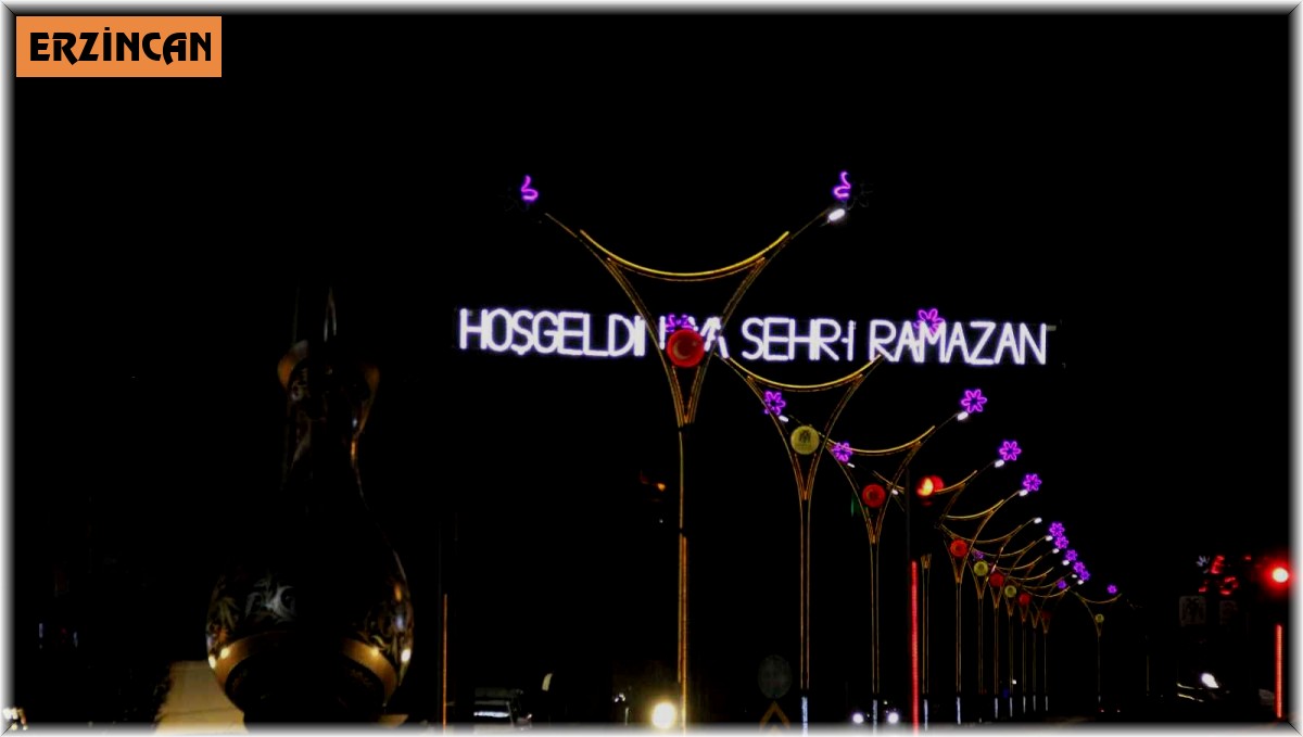 Erzincan'da mahyalar caddeleri süslemeye başladı