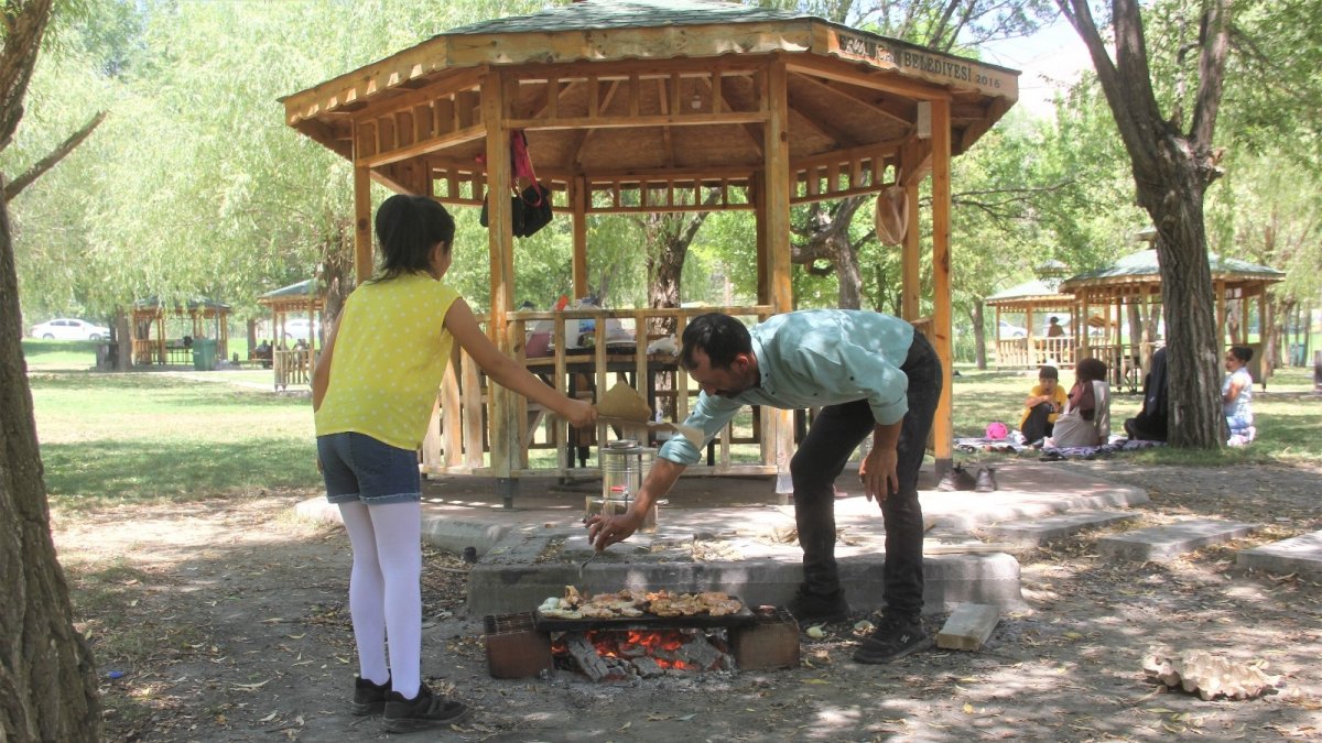 Erzincan'da mesire alanları piknikçilerle doldu