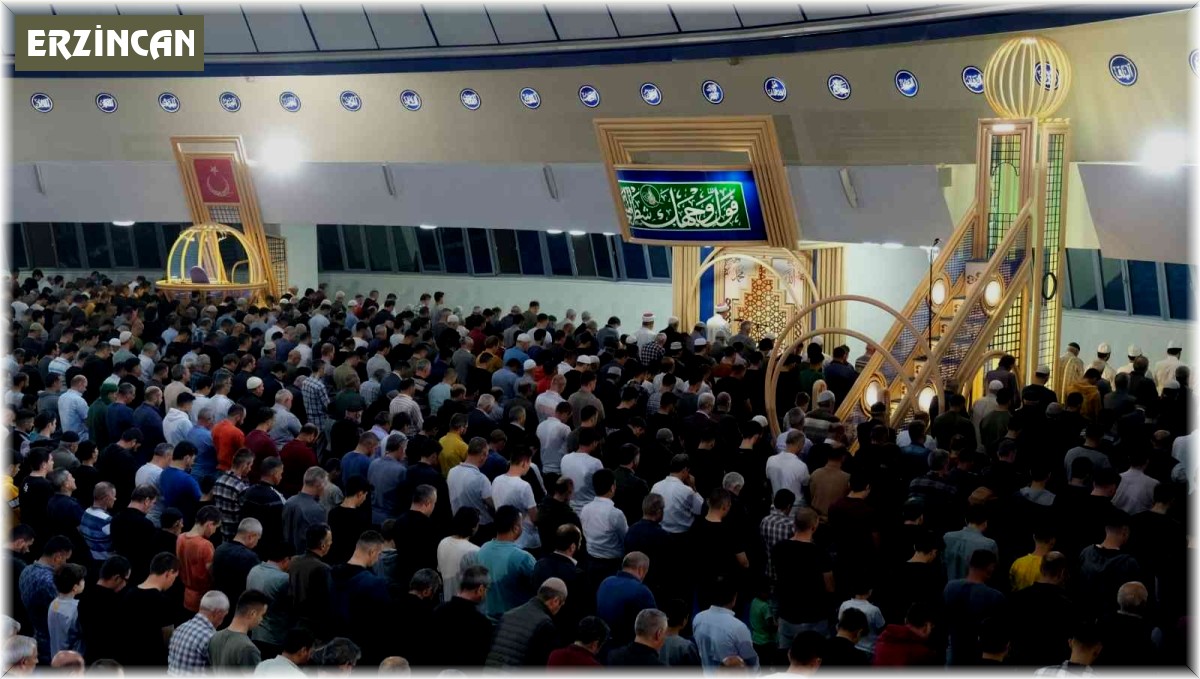 Erzincan'da Mevlit kandilinde camiler doldu