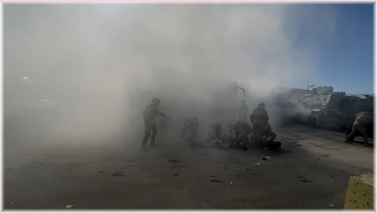 Erzincan'da midibüste rehine kurtarma tatbikatı