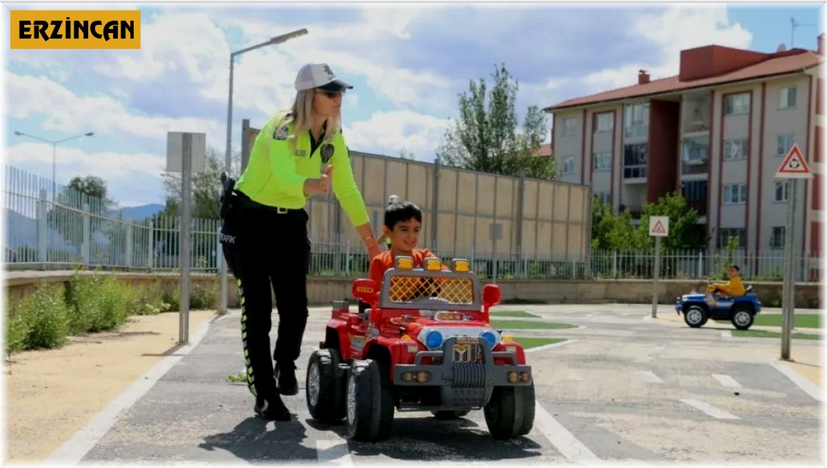 Erzincan'da minik öğrenciler trafik dedektifi oldu