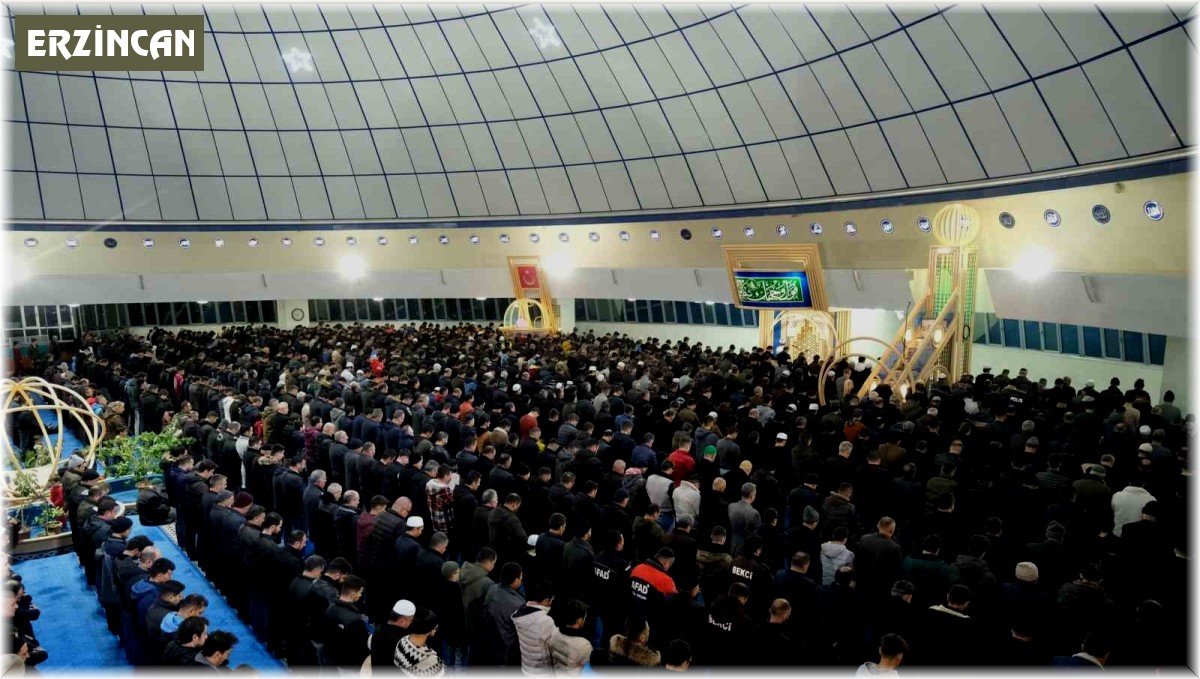 Erzincan'da Miraç Kandili'nde camiler doldu, depremde hayatını kaybedenler anıldı