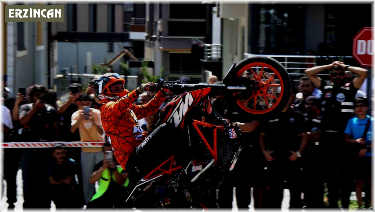 Erzincan'da motosiklet şov hayran bıraktı