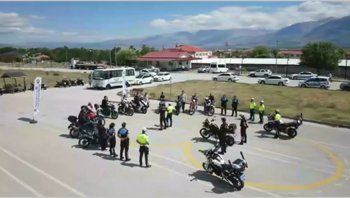 Erzincan'da motosiklet sürücülerine güvenli sürüş eğitimi verildi