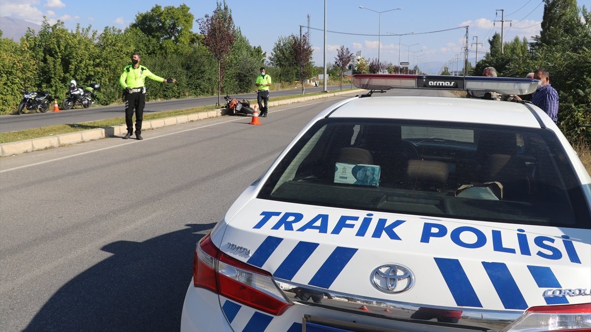 Erzincan'da motosiklet yayaya çarptı 2 kişi yaralandı
