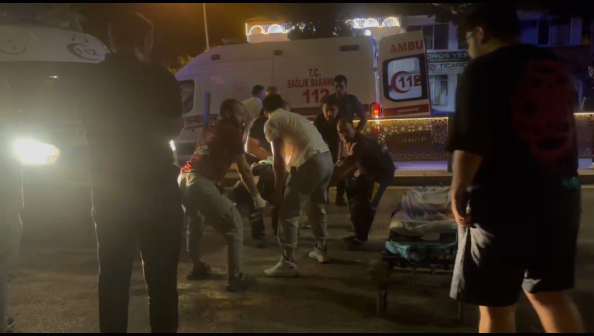 Erzincan'da motosiklet yayaya çarptı: 2 yaralı