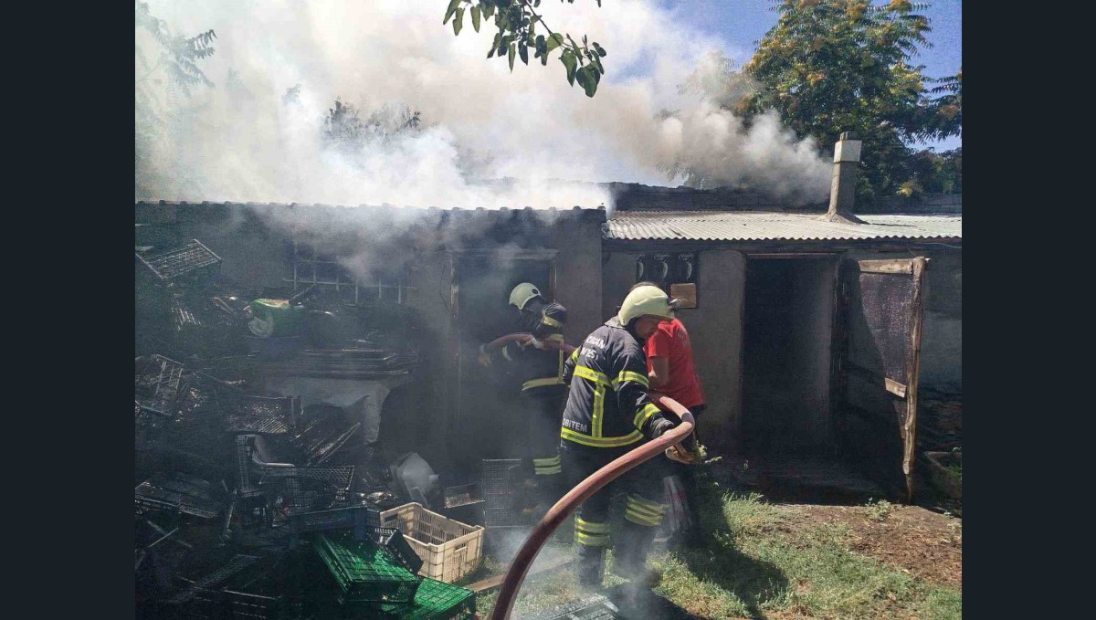 Erzincan'da odunlukta çıkan yangın itfaiyenin müdahalesiyle söndürüldü