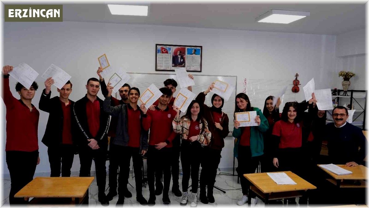 Erzincan'da öğrenciler karne heyecanını sazlı sözlü türkülerle yaşadı
