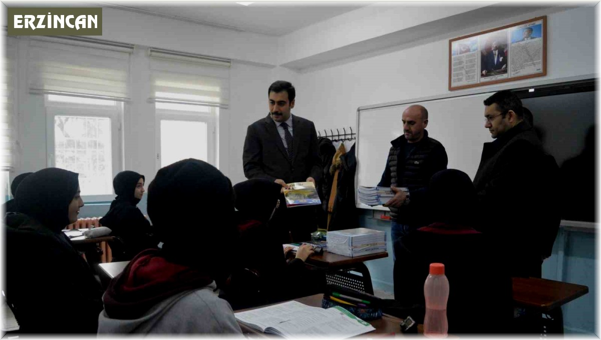 Erzincan'da öğrencilere soru bankası hediye edildi
