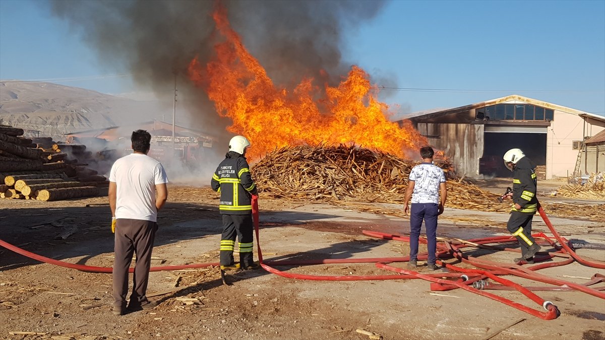Erzincan'da orman ürünlerini işleyen fabrikada çıkan yangın güçlükle söndürüldü