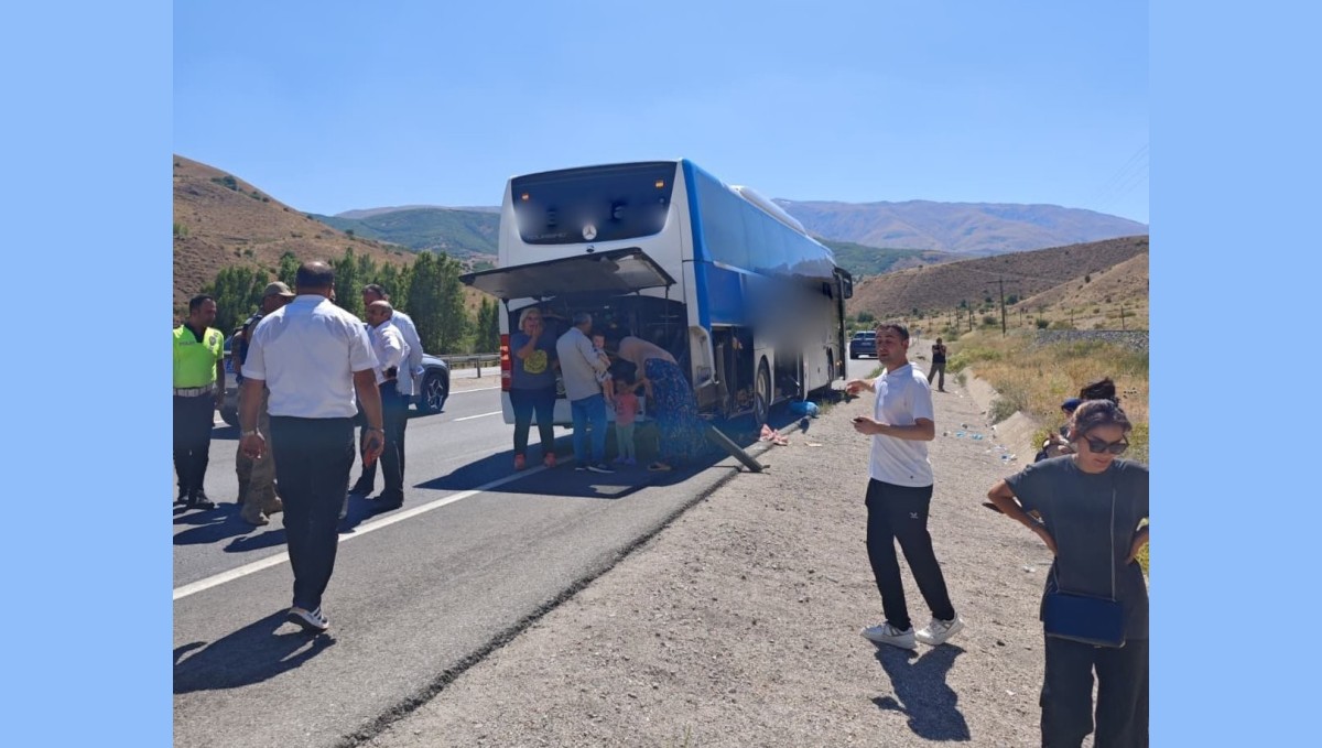 Erzincan'da otobüs yoldan çıktı: 1 yaralı
