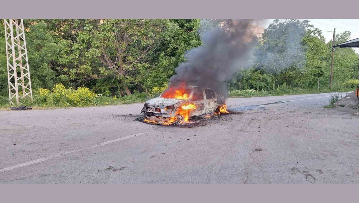 Erzincan'da otomobil alev alev yandı